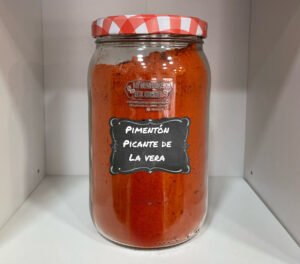 Un picante que despierta aromas y eleva cualquier receta. El pimentón picante de La Vera es una especia tradicional de gran carácter, elaborada a partir de pimientos secados lentamente al humo de leña de encina, lo que le aporta su inconfundible aroma. Su color rojo intenso y brillante anticipa la intensidad y calidad del producto. En boca, combina un picor equilibrado y persistente, creando una experiencia intensa pero agradable. Aporta personalidad y profundidad a los platos, realzando sabores sin enmascararlos y dejando un recuerdo cálido y duradero.