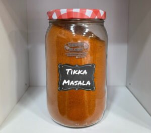 Mezcla aromática y equilibrada para platos cremosos y especiados. El Tikka Masala es una mezcla de especias emblemática de la cocina india, conocida por su aroma cálido, intenso y ligeramente dulce. Al abrir el envase, se perciben notas de comino, cilantro, cúrcuma, pimentón y cardamomo, que evocan platos reconfortantes y llenos de sabor. En boca, ofrece un sabor profundo, especiado y equilibrado, con un toque ligeramente picante que realza carnes, verduras y legumbres. Es ideal para quienes buscan cocinar recetas tradicionales con facilidad y autenticidad.