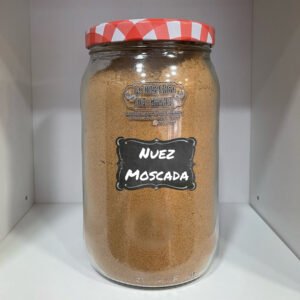Aroma cálido y sabor profundo para recetas tradicionales. La nuez moscada es una especia aromática clásica, apreciada por su sabor cálido, dulce y ligeramente picante, con notas que recuerdan a la madera y a las especias orientales. Al abrir el envase, desprende un aroma intenso y envolvente, capaz de transformar cualquier receta con solo una pequeña cantidad. En boca, aporta profundidad y calidez, redondeando sabores y dejando un toque elegante y persistente. Es una especia muy concentrada, ideal para aportar carácter tanto a platos dulces como salados.