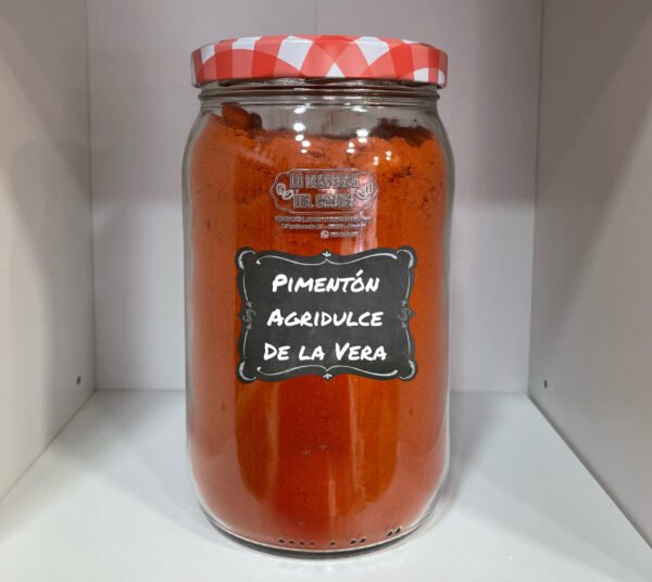 Equilibrio perfecto entre dulzor, picante y ahumado. El pimentón agridulce de La Vera es una especia tradicional única, elaborada a partir de pimientos seleccionados y secados lentamente al humo de leña de encina, lo que le confiere su característico aroma ahumado y profundo. Su color rojo intenso y brillante refleja la calidad y autenticidad de este producto emblemático. En boca, ofrece un equilibrio perfecto entre dulzor y un ligero toque picante, acompañado de matices ahumados que aportan profundidad y personalidad. El resultado es un sabor redondo y versátil, ideal para quienes buscan un toque de intensidad sin un picor excesivo.
