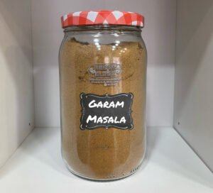 Mezcla aromática de especias cálidas para sabor auténtico. El garam masala es una mezcla de especias tradicional de la cocina india, conocida por su aroma profundo, cálido y envolvente. Al abrir el envase, se perciben notas intensas de canela, clavo, comino, cilantro y cardamomo, que evocan recetas especiadas y reconfortantes. En boca, ofrece un sabor complejo y equilibrado, con matices dulces y especiados y un picor suave pero persistente. Aporta profundidad y carácter a los platos, convirtiéndolos en una experiencia aromática intensa y sofisticada.