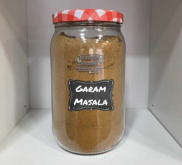 Mezcla aromática de especias cálidas para sabor auténtico. El garam masala es una mezcla de especias tradicional de la cocina india, conocida por su aroma profundo, cálido y envolvente. Al abrir el envase, se perciben notas intensas de canela, clavo, comino, cilantro y cardamomo, que evocan recetas especiadas y reconfortantes. En boca, ofrece un sabor complejo y equilibrado, con matices dulces y especiados y un picor suave pero persistente. Aporta profundidad y carácter a los platos, convirtiéndolos en una experiencia aromática intensa y sofisticada.