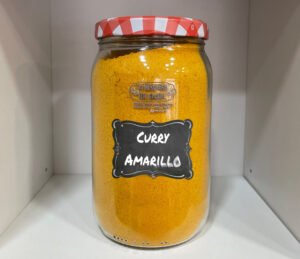 Mezcla aromática y suave inspirada en la cocina oriental. El curry amarillo es una mezcla de especias aromática y equilibrada, reconocida por su color dorado intenso y su sabor cálido, suave y ligeramente especiado. Al abrir el envase, se percibe un aroma envolvente y exótico, donde destacan notas de cúrcuma, cilantro, comino y jengibre, que invitan a viajar a la cocina oriental. En boca, ofrece un sabor redondo y armonioso, con un picor muy moderado y un fondo especiado que realza los ingredientes sin enmascararlos. Es ideal para quienes buscan introducir sabores exóticos de forma suave y agradable.