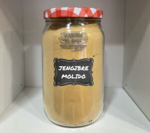 El jengibre molido es una especia aromática y ligeramente picante, con un sabor cálido, fresco y ligeramente cítrico que realza cualquier plato o bebida. Al abrir el envase, se percibe un aroma intenso y envolvente, que recuerda a raíces frescas y especias orientales, aportando carácter y vitalidad a la cocina. En boca, libera un sabor picante, dulce y refrescante a la vez, ideal para repostería, infusiones, guisos o adobos. Su textura fina permite una distribución uniforme, logrando que cada preparación tenga un sabor equilibrado y potente desde el primer bocado o sorbo.