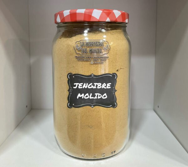 El jengibre molido es una especia aromática y ligeramente picante, con un sabor cálido, fresco y ligeramente cítrico que realza cualquier plato o bebida. Al abrir el envase, se percibe un aroma intenso y envolvente, que recuerda a raíces frescas y especias orientales, aportando carácter y vitalidad a la cocina. En boca, libera un sabor picante, dulce y refrescante a la vez, ideal para repostería, infusiones, guisos o adobos. Su textura fina permite una distribución uniforme, logrando que cada preparación tenga un sabor equilibrado y potente desde el primer bocado o sorbo.