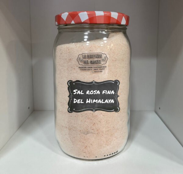 8F34548E-65D6-4075-854E-9D01D1ADA9D9 SAL ROSA FINA DEL HIMALAYA. La sal rosa fina del Himalaya es un producto natural y puro, apreciado por su color rosado delicado y su sabor suave, limpio y mineral, que realza los platos sin enmascarar sus sabores. Al tocarla, se siente ligera y uniforme, ideal para condimentar y finalizar cualquier receta con un toque elegante y natural. En boca, aporta un sabor equilibrado y ligeramente dulce, diferente de la sal común, que transforma cualquier preparación en una experiencia gourmet, desde ensaladas y verduras hasta carnes, pescados y panes artesanales.