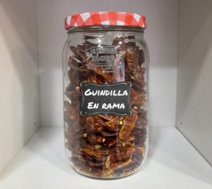 Picante natural que despierta el sabor de tus platos. La guindilla en rama es una especia picante natural que aporta aroma intenso y sabor cálido y ligeramente ahumado a tus platos. Al abrir el envase, se percibe su fragancia penetrante, que anticipa la intensidad de su picor característico. En boca, libera un calor progresivo y envolvente, ideal para dar personalidad a guisos, salsas, aceites y platos mediterráneos o internacionales. Su formato en rama permite decorar, infusionar o cocinar según la intensidad deseada, aportando además un toque visual atractivo.