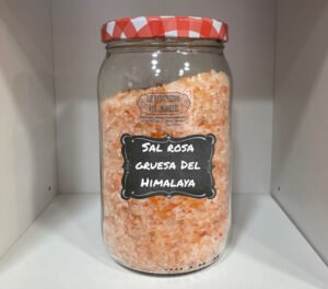 Cristales minerales naturales para sabor y presentación gourmet. La sal rosa gruesa del Himalaya es un producto natural y puro, reconocido por su color rosado intenso y su sabor mineral suave y equilibrado. Su textura gruesa aporta un toque crujiente y elegante, ideal para cocinar, asar o servir como acabado de platos. Al paladearla, ofrece un sabor limpio y ligeramente dulce, que resalta los ingredientes sin dominarlos. Su apariencia y textura la convierten en una opción gourmet y decorativa, perfecta para mesas, parrillas y preparaciones especiales.