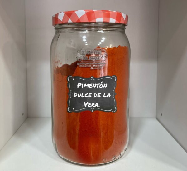 Sabor ahumado y tradición extremeña en cada cucharada. El pimentón dulce de La Vera es una especia emblemática de la gastronomía española, elaborada a partir de pimientos rojos secados lentamente con leña de encina, lo que le confiere su inconfundible aroma ahumado y profundo. A la vista destaca por su color rojo intenso y brillante, señal de calidad y frescura. En boca, ofrece un sabor suave, ligeramente dulce y muy aromático, sin picor, que aporta profundidad y carácter a cualquier receta. Su textura fina y sedosa permite una integración perfecta en guisos y salsas, realzando el sabor de los ingredientes sin enmascararlos.