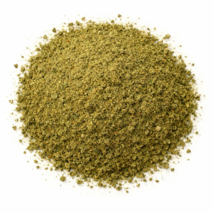 La albahaca molida se obtiene de las hojas secas de Ocimum basilicum, finamente trituradas para mantener su aroma fresco y sabor característico. Su perfil aromático combina notas dulces, ligeramente anisadas, que realzan cualquier plato mediterráneo o de cocina internacional. Es perfecta para cocinar salsas, pastas, pizzas, sopas, guisos y ensaladas. También puede incorporarse en infusiones y tisanas, liberando un aroma reconfortante y aportando propiedades digestivas y relajantes.