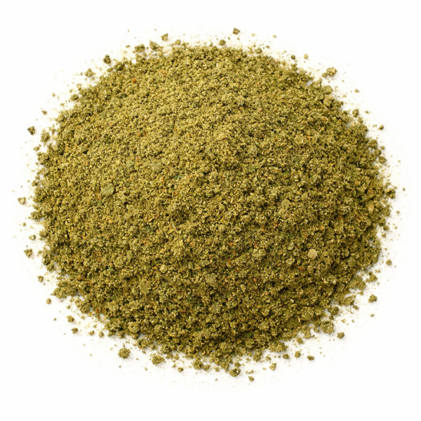 Albahaca molida a granel La albahaca molida se obtiene de las hojas secas de Ocimum basilicum, finamente trituradas para mantener su aroma fresco y sabor característico. Su perfil aromático combina notas dulces, ligeramente anisadas, que realzan cualquier plato mediterráneo o de cocina internacional. Es perfecta para cocinar salsas, pastas, pizzas, sopas, guisos y ensaladas. También puede incorporarse en infusiones y tisanas, liberando un aroma reconfortante y aportando propiedades digestivas y relajantes.