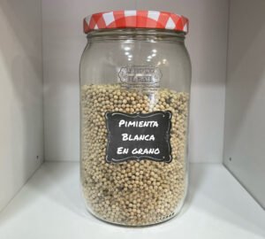 Picante suave y aroma limpio para recetas delicadas. La pimienta blanca en grano es una especia elegante y aromática, apreciada por su sabor picante suave y limpio, más delicado que el de la pimienta negra. Al abrir el envase, se percibe un aroma fino y ligeramente terroso, que aporta profundidad sin dominar el plato. En boca, ofrece un picor progresivo y equilibrado, ideal para realzar recetas claras y suaves sin alterar su color ni su sabor original. Su formato en grano permite molerla al momento, conservando toda su fragancia y potencia aromática.