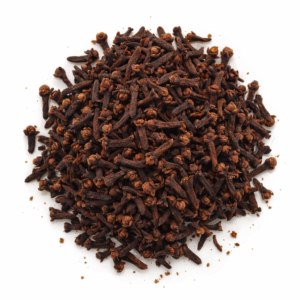 El clavo en grano es una de las especias más aromáticas y apreciadas en la cocina y la repostería. Su aroma cálido, intenso y ligeramente dulce envuelve los sentidos, evocando platos tradicionales, guisos, dulces y bebidas calientes. Al incorporarlo en la cocina, el clavo libera un sabor potente y característico que combina notas dulces, picantes y ligeramente amargas. Es ideal para aromatizar salsas, currys, estofados, postres, panes especiados, vinos calientes o incluso infusiones reconfortantes. En formato entero, permite dosificarlo al gusto y retirarlo si se desea, conservando todo su aroma y sabor durante más tiempo. Una especia imprescindible para chefs, reposteros y amantes de la cocina que buscan autenticidad y calidad.