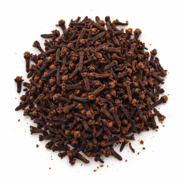 El clavo en grano es una de las especias más aromáticas y apreciadas en la cocina y la repostería. Su aroma cálido, intenso y ligeramente dulce envuelve los sentidos, evocando platos tradicionales, guisos, dulces y bebidas calientes. Al incorporarlo en la cocina, el clavo libera un sabor potente y característico que combina notas dulces, picantes y ligeramente amargas. Es ideal para aromatizar salsas, currys, estofados, postres, panes especiados, vinos calientes o incluso infusiones reconfortantes. En formato entero, permite dosificarlo al gusto y retirarlo si se desea, conservando todo su aroma y sabor durante más tiempo. Una especia imprescindible para chefs, reposteros y amantes de la cocina que buscan autenticidad y calidad.