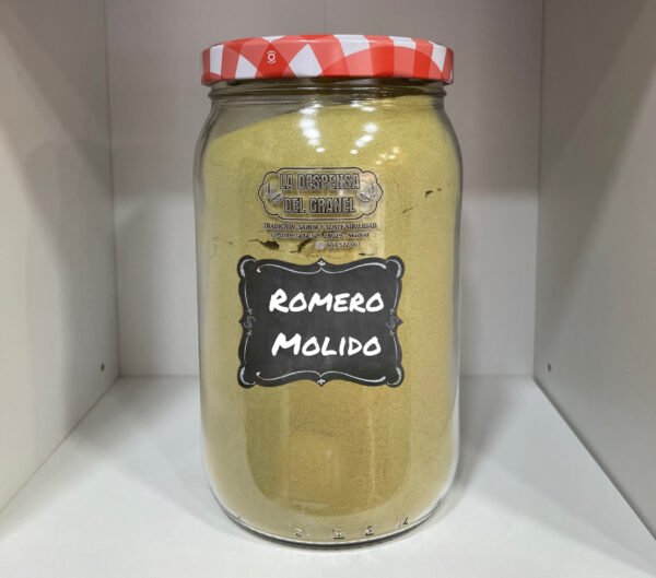 Aroma mediterráneo intenso para tus platos y infusiones. El romero molido es una especia aromática imprescindible, conocida por su aroma intenso, fresco y ligeramente resinoso, que recuerda a la naturaleza mediterránea. Su sabor ligeramente amargo y cálido aporta profundidad y carácter a cualquier plato, desde guisos hasta marinados. En boca, el romero molido ofrece un toque herbal distintivo, capaz de realzar carnes, verduras y salsas sin sobrecargar el paladar, haciendo que cada plato sea más sabroso y aromático.