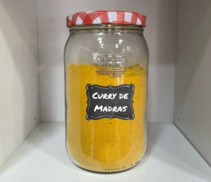 E9BFED41-71AD-436A-8731-4A8174942463 Picante intenso y aroma auténtico de la India. El curry de Madras es una mezcla de especias intensa y aromática, originaria del sur de la India, conocida por su sabor profundo, especiado y claramente picante. Su color dorado–rojizo y su aroma penetrante anticipan una experiencia culinaria llena de carácter.