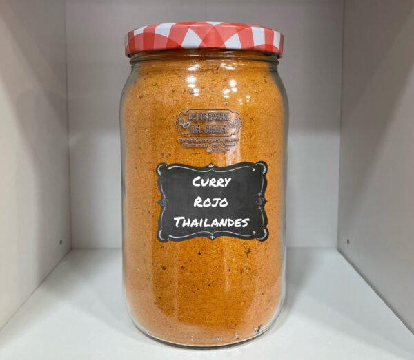 Sabor intenso y picante para auténticos platos tailandeses. El curry rojo tailandés es una mezcla de especias intensa y aromática, característica de la cocina tailandesa. Destaca por su color rojo vibrante y su sabor potente, especiado y ligeramente picante. Al abrir el envase, se perciben notas profundas de chile rojo, especias y un fondo cálido que anticipa platos llenos de carácter. En boca, ofrece un equilibrio entre picor y aroma, con una intensidad envolvente que realza los ingredientes sin ocultarlos. Es una mezcla ideal para quienes disfrutan de sabores exóticos, profundos y con personalidad.