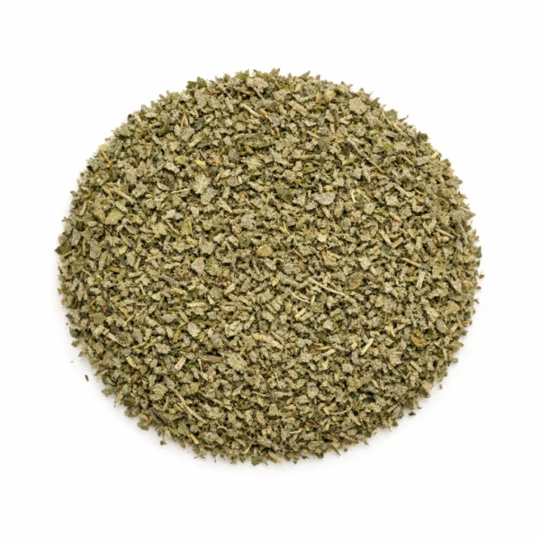 Poleo en hoja con sabor intenso y perfil mentolado, ideal para infusiones y mezcla¿Qué es el poleo y cómo se utiliza en infusión? El poleo (Mentha pulegium) es una planta aromática utilizada tradicionalmente en infusión por su intenso aroma y su perfil refrescante. En LA DESPENSA DEL GRANEL seleccionamos hojas secas de poleo, preparadas para su uso en infusión o en combinación con otras plantas. Al infusionarse, libera un aroma potente y un sabor herbal con notas mentoladas, muy apreciado en preparaciones tradicionales. Es una opción interesante para quienes buscan una infusión natural sin cafeína y con carácter.