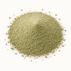 El romero molido se obtiene de las hojas secas de Rosmarinus officinalis, finamente trituradas para liberar su aroma característico. Su sabor intenso y ligeramente amargo aporta un toque mediterráneo auténtico, muy apreciado en la cocina tradicional y gourmet. Es ideal para platos de carne, aves, pescados, guisos, salsas y panadería. También puede incorporarse en infusiones y tisanas, donde libera su aroma herbal y propiedades naturales, ayudando a la digestión y aportando sensación de bienestar.
