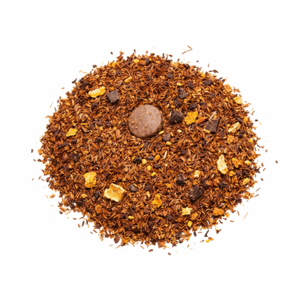 El Rooibos con naranja y chocolate es una infusión natural que combina los beneficios del Rooibos (Aspalathus linearis) con el sabor dulce y aromático del chocolate y el toque cítrico de la naranja. Esta mezcla proporciona una bebida sin cafeína, ideal para cualquier momento del día, que aporta antioxidantes, minerales y bienestar general, con un perfil sensorial único que combina dulzor, frescura y calidez. Es una opción atractiva para consumidores que buscan una bebida saludable, reconfortante y sabrosa, perfecta para el consumo diario y para quienes buscan alternativas naturales al café o té.