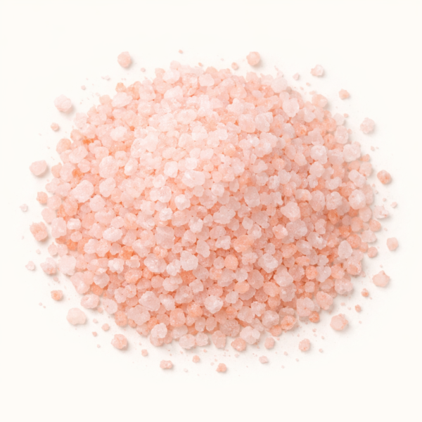 La sal rosa gruesa del Himalaya es una sal mineral natural extraída de antiguas minas situadas en la cordillera del Himalaya. Sus cristales de gran tamaño conservan su estructura natural y su característico color rosado, resultado de su contenido en minerales y oligoelementos. Gracias a su grano grueso, es perfecta para utilizar en molinillos, asados, parrillas y recetas donde se busca una textura crujiente y un toque final decorativo. También se emplea tradicionalmente en preparaciones funcionales e infusiones minerales, en pequeñas cantidades.