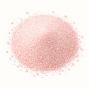 La sal rosa fina del Himalaya es una sal mineral natural extraída de antiguas formaciones salinas situadas en la cordillera del Himalaya. Su característico color rosado se debe a su contenido natural en minerales y oligoelementos. Su grano fino la hace perfecta para un uso diario en cocina, ya que se disuelve fácilmente y realza el sabor de los alimentos sin enmascararlos. Además de su uso culinario, también se emplea tradicionalmente en bebidas e infusiones funcionales, combinada con especias y cítricos.