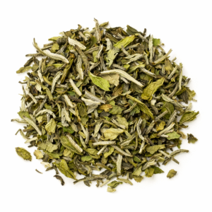 El Té Blanco Pai Mu Tan es una de las variedades de té más apreciadas por su delicadeza, pureza y perfil antioxidante. Se elabora a partir de hojas jóvenes y brotes seleccionados de Camellia sinensis, secados de forma natural para conservar al máximo sus compuestos originales. Gracias a su bajo nivel de procesamiento, este té blanco mantiene un perfil suave, floral y ligeramente dulce, siendo una opción ideal para quienes buscan una infusión ligera, elegante y equilibrada.