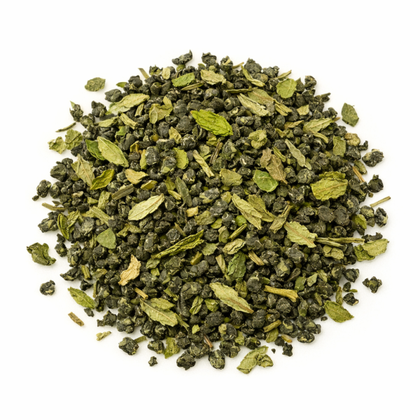 Té Moruno: propiedades, sabor refrescante y tradición El Té Moruno es una infusión tradicional del norte de África, especialmente vinculada a la cultura marroquí. Se elabora a partir de té verde, habitualmente tipo Gunpowder, combinado con menta verde, dando lugar a una bebida intensa, aromática y refrescante. Su equilibrio entre el carácter del té verde y la frescura de la menta lo convierte en una opción muy apreciada tanto caliente como fría.