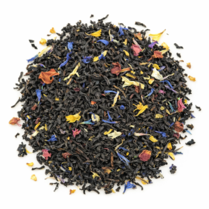 Infusión floral aromática con té negro – sabor elegante y experiencia sensorial única El Té Negro Mil Flores es una mezcla premium que combina hojas seleccionadas de Camellia sinensis con una cuidada selección de flores como caléndula, rosa y malva. El resultado es una infusión equilibrada, aromática y visualmente atractiva, perfecta para quienes buscan una experiencia diferente en cada taza. Su perfil combina la intensidad del té negro con notas florales suaves, creando una bebida agradable tanto para el consumo diario como para momentos especiales.