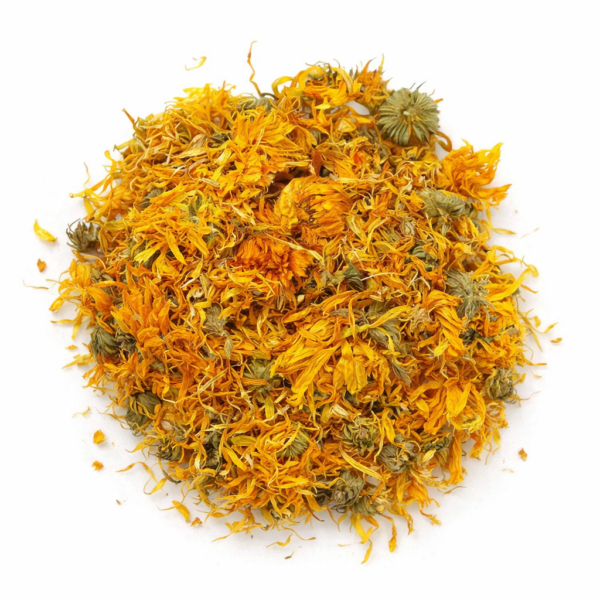 Pétalos naturales para infusión y uso tradicional. La caléndula en flor es una de las plantas más delicadas y valoradas en la tradición herbal, conocida por sus pétalos de color naranja intenso y su aroma suave, floral y ligeramente herbáceo. En LA DESPENSA DEL GRANEL seleccionamos flores de caléndula de alta calidad, cuidadosamente secadas para conservar su color, aroma y textura. Su presencia aporta un toque visual único y una experiencia sensorial agradable en cada infusión. Al infusionarse, la caléndula ofrece una bebida ligera, de sabor suave y redondo, con notas florales que la hacen ideal para momentos de calma y disfrute. Es una planta muy utilizada en combinaciones herbales de uso tradicional junto a otras como la Manzanilla, la Menta o el Rooibos. Además de su uso en infusión, la caléndula es muy apreciada en preparaciones tradicionales y en cosmética natural. Su formato a granel permite ajustar la cantidad según necesidad, mantener su frescura y reducir el uso de envases.