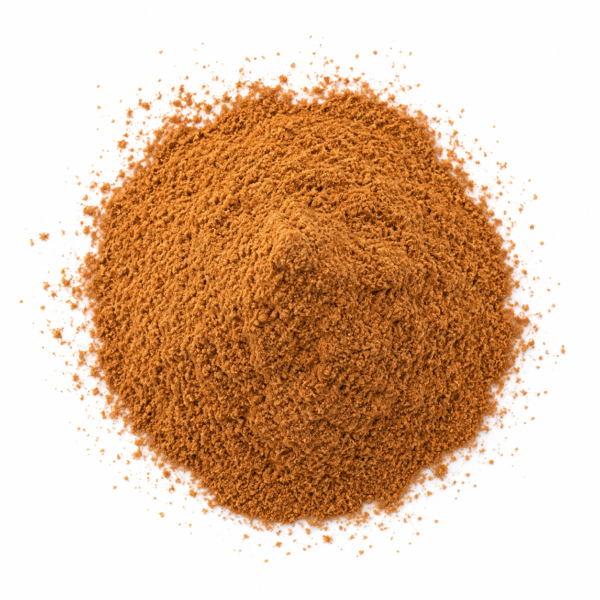 La canela Ceylán molida, conocida como la “canela verdadera”, es una especia delicada y elegante que transforma cualquier preparación en una experiencia cálida y envolvente. De aroma suave, dulce y ligeramente floral, esta canela se distingue claramente de otras variedades por su sabor fino, nada picante, y su textura sedosa al paladar. Molida lentamente para preservar todos sus aceites esenciales, esta canela libera notas dulces y especiadas que recuerdan a la repostería artesanal, a infusiones reconfortantes y a platos cocinados a fuego lento. Un ingrediente imprescindible tanto en cocina dulce como salada, ideal para quienes buscan calidad gourmet y beneficios naturales en un solo producto. Procedente tradicionalmente de Sri Lanka, la canela Ceylán es apreciada por chefs y amantes de la cocina saludable por su pureza, su aroma refinado y su versatilidad. En formato a granel, conserva su frescura y permite disfrutarla en su máxima expresión, reduciendo envases y apostando por un consumo más consciente.