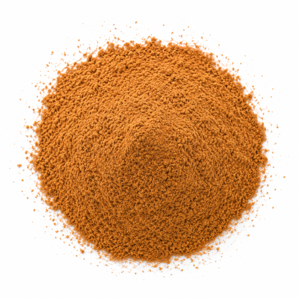 La canela molida cassia es una especia de carácter intenso, conocida por su aroma profundo, cálido y ligeramente picante. Su color marrón rojizo y su perfume envolvente evocan cocina casera, repostería tradicional y bebidas reconfortantes. Al abrir el envase, libera notas dulces y especiadas que recuerdan a postres recién horneados, infusiones calientes y recetas llenas de sabor. En boca es más potente que otras variedades de canela, con un toque cálido que permanece y realza tanto preparaciones dulces como saladas. Muy utilizada en cocina internacional, es una especia versátil que aporta personalidad a cremas, guisos, cafés, postres y mezclas de especias. En formato molido, resulta práctica, aromática y fácil de incorporar al día a día.