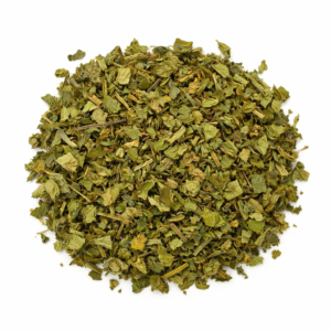 El diente de león es una planta ampliamente utilizada en la tradición herbal europea, conocida por su sabor herbáceo intenso y su presencia en infusiones de uso habitual. En LA DESPENSA DEL GRANEL seleccionamos hoja de diente de león, cuidadosamente cortada y secada para conservar su aroma y su perfil vegetal característico. Al infusionarse, ofrece una bebida de sabor ligeramente amargo, con notas frescas que evocan la naturaleza silvestre. Es una planta muy utilizada en combinaciones herbales tradicionales junto a otras como la Cola de caballo o la Ortiga. Su formato a granel permite ajustar la cantidad según preferencia, mantener su frescura y reducir el uso de envases.