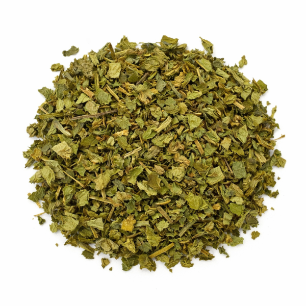 El diente de león es una planta ampliamente utilizada en la tradición herbal europea, conocida por su sabor herbáceo intenso y su presencia en infusiones de uso habitual. En LA DESPENSA DEL GRANEL seleccionamos hoja de diente de león, cuidadosamente cortada y secada para conservar su aroma y su perfil vegetal característico. Al infusionarse, ofrece una bebida de sabor ligeramente amargo, con notas frescas que evocan la naturaleza silvestre. Es una planta muy utilizada en combinaciones herbales tradicionales junto a otras como la Cola de caballo o la Ortiga. Su formato a granel permite ajustar la cantidad según preferencia, mantener su frescura y reducir el uso de envases.