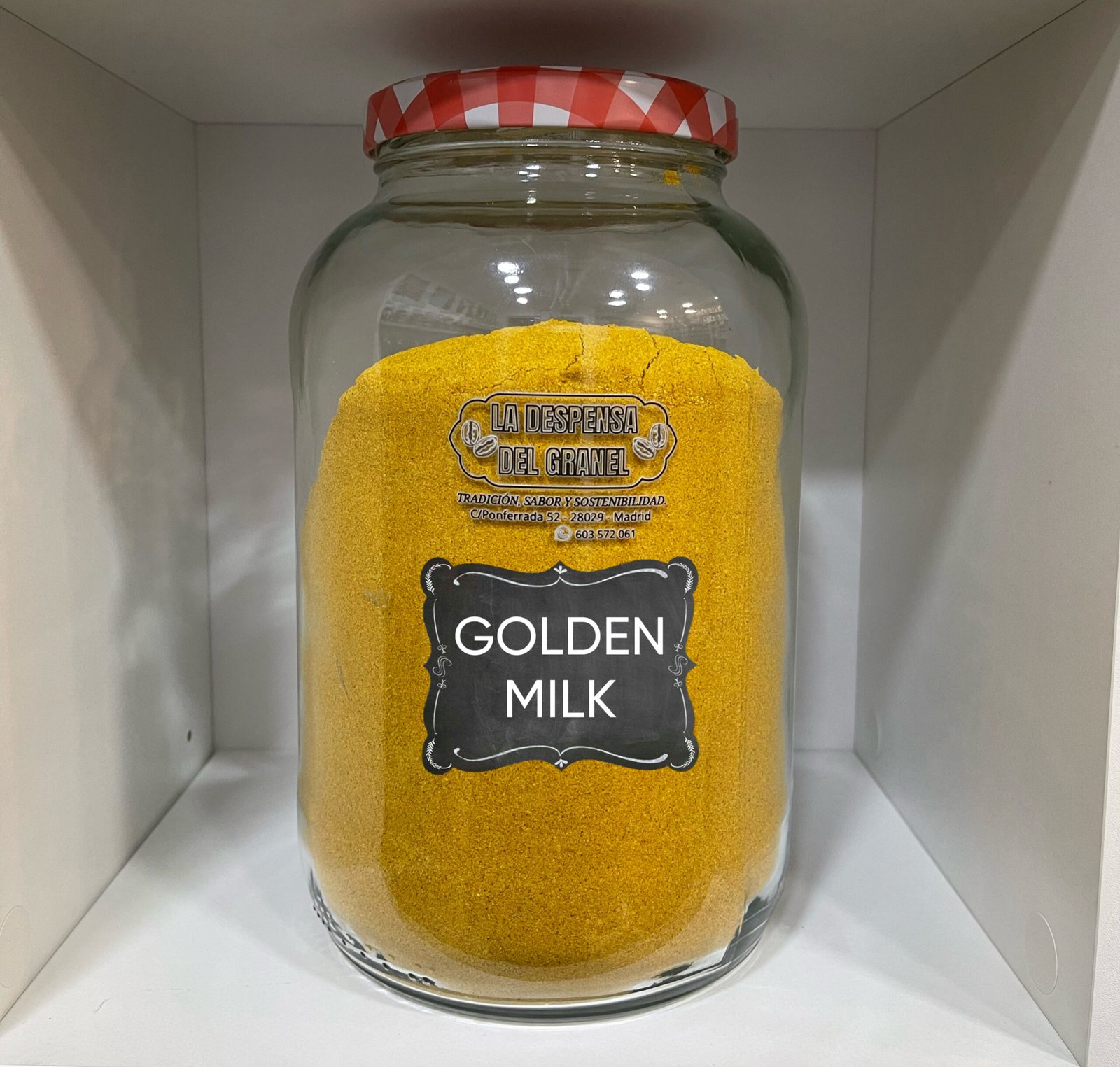 El Cúrcuma Latte Eco, también llamado Leche Dorada o Golden Milk, es una mezcla ecológica reconfortante y aromática. Combina cúrcuma ecológica (32%), harina de coco, canela, jengibre y pimienta negra. De sabor suave, especiado y naturalmente equilibrado. Ideal para preparar bebidas calientes llenas de bienestar. Perfecta para momentos de calma y cuidado diario.