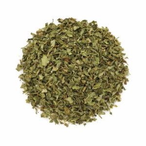 La melisa (Melissa officinalis), también conocida como toronjil, es una planta aromática muy utilizada en infusión por su sabor suave y su aroma fresco con notas ligeramente cítricas. En LA DESPENSA DEL GRANEL la ofrecemos en hoja cuidadosamente seleccionada, ideal para preparar infusiones ligeras y agradables. Al infusionarse, libera un aroma delicado y un sabor equilibrado, convirtiéndose en una opción perfecta para momentos de pausa o después de las comidas. Su uso forma parte de la tradición herbal, donde se ha empleado habitualmente en infusiones domésticas por su perfil suave y su buena tolerancia.