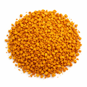 La cúrcuma es una raíz ampliamente utilizada en la cocina y en preparaciones tradicionales por su característico color dorado, su sabor cálido y su aroma ligeramente terroso. En LA DESPENSA DEL GRANEL seleccionamos cúrcuma en formato triturado (1–2 mm), ideal para facilitar su uso tanto en infusiones como en recetas. Este formato permite liberar mejor su aroma y aportar un color intenso a bebidas y platos. Al infusionarse, la cúrcuma ofrece una bebida de sabor suave, con notas especiadas y un perfil cálido muy agradable. Es habitual encontrarla en combinaciones tradicionales junto a ingredientes como el Jengibre, la Canela o la miel. Además, su versatilidad la convierte en un ingrediente muy utilizado en cocina: desde bebidas como la “golden milk” hasta sopas, caldos y recetas vegetales. Comprar cúrcuma a granel permite ajustar la cantidad según preferencia, conservar su frescura y reducir el uso de envases.