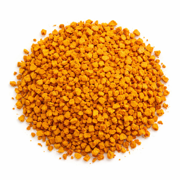 La cúrcuma es una raíz ampliamente utilizada en la cocina y en preparaciones tradicionales por su característico color dorado, su sabor cálido y su aroma ligeramente terroso. En LA DESPENSA DEL GRANEL seleccionamos cúrcuma en formato triturado (1–2 mm), ideal para facilitar su uso tanto en infusiones como en recetas. Este formato permite liberar mejor su aroma y aportar un color intenso a bebidas y platos. Al infusionarse, la cúrcuma ofrece una bebida de sabor suave, con notas especiadas y un perfil cálido muy agradable. Es habitual encontrarla en combinaciones tradicionales junto a ingredientes como el Jengibre, la Canela o la miel. Además, su versatilidad la convierte en un ingrediente muy utilizado en cocina: desde bebidas como la “golden milk” hasta sopas, caldos y recetas vegetales. Comprar cúrcuma a granel permite ajustar la cantidad según preferencia, conservar su frescura y reducir el uso de envases.