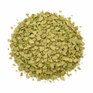 El boldo es una planta tradicional muy apreciada por su intenso aroma herbal y su característico sabor ligeramente amargo y balsámico. Sus hojas, cuidadosamente cortadas y secadas, conservan todo su perfil aromático, ideal para preparar infusiones con carácter. En LA DESPENSA DEL GRANEL seleccionamos boldo hoja cortada de calidad, pensado para quienes buscan infusiones de sabor intenso y uso tradicional después de las comidas. Su perfil vegetal, seco y profundo, lo convierte en una opción habitual dentro de las infusiones clásicas, especialmente en combinaciones con otras plantas como la Manzanilla, el Anís o la Menta. Comprar boldo a granel permite ajustar la cantidad según preferencia, mantener su frescura y reducir el uso de envases.