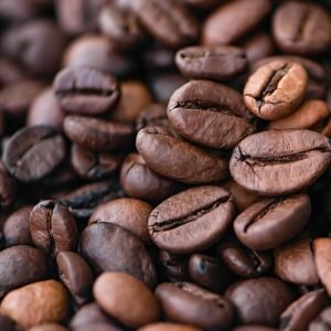 La Esencia del Café Colombiano. Café Gourmet en grano 100% Arábica lavado. Origen: Colombia, tostado artesanalmente en España. Aroma intenso y sabor equilibrado con notas suaves y elegantes. Ideal para moler al momento y disfrutar de máxima frescura. Un café premium para verdaderos amantes del café.