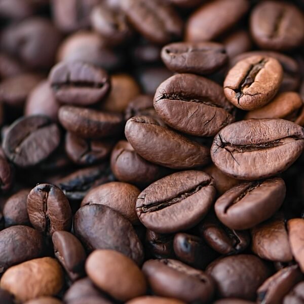 ri_ya-coffee-6632524_1280 La Esencia del Café Colombiano. Café Gourmet en grano 100% Arábica lavado. Origen: Colombia, tostado artesanalmente en España. Aroma intenso y sabor equilibrado con notas suaves y elegantes. Ideal para moler al momento y disfrutar de máxima frescura. Un café premium para verdaderos amantes del café.