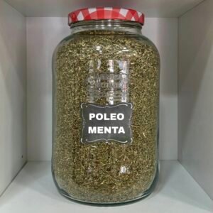 18E5D694-577D-472B-A531-1AFA47F18F23 El poleo menta es una planta aromática tradicionalmente utilizada en infusión por su sabor fresco e intenso. Procede principalmente de la especie Mentha pulegium, conocida comúnmente como poleo, perteneciente a la familia de las mentas. Su aroma es penetrante y refrescante, con notas mentoladas suaves y ligeramente dulces. Es una de las infusiones más populares en la cultura mediterránea, especialmente después de las comidas. Tradicionalmente se ha utilizado por sus propiedades digestivas y por su efecto reconfortante. Es una bebida sin cafeína, adecuada para cualquier momento del día. En LA DESPENSA DEL GRANEL lo ofrecemos a granel, para disfrutar de una infusión natural y sostenible.