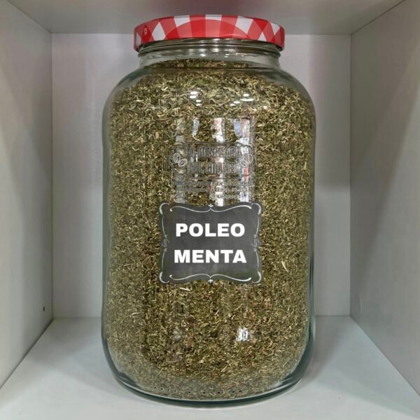 18E5D694-577D-472B-A531-1AFA47F18F23 El poleo menta es una planta aromática tradicionalmente utilizada en infusión por su sabor fresco e intenso. Procede principalmente de la especie Mentha pulegium, conocida comúnmente como poleo, perteneciente a la familia de las mentas. Su aroma es penetrante y refrescante, con notas mentoladas suaves y ligeramente dulces. Es una de las infusiones más populares en la cultura mediterránea, especialmente después de las comidas. Tradicionalmente se ha utilizado por sus propiedades digestivas y por su efecto reconfortante. Es una bebida sin cafeína, adecuada para cualquier momento del día. En LA DESPENSA DEL GRANEL lo ofrecemos a granel, para disfrutar de una infusión natural y sostenible.