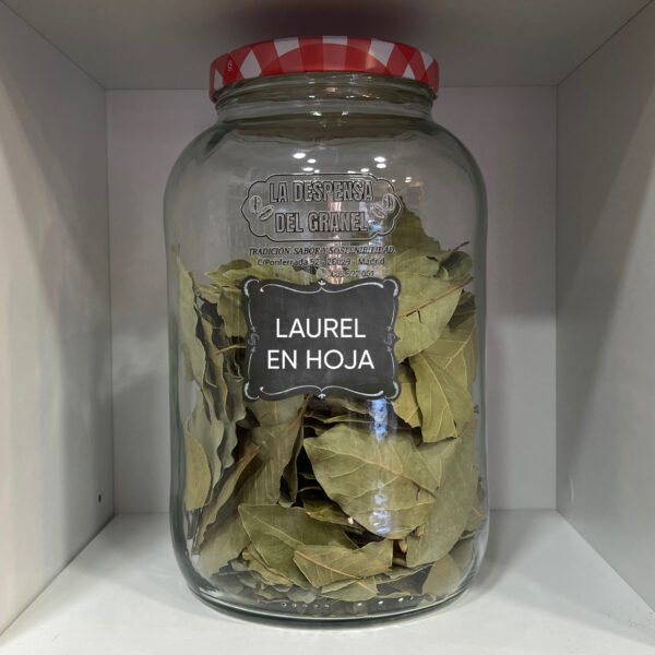 Elegante, aromático y sutilmente balsámico: el secreto de los platos tradicionales. Hojas secas de aroma profundo. Notas balsámicas y ligeramente amaderadas. Perfume elegante que envuelve el guiso. Sabor sutil y equilibrado. Un imprescindible en la cocina tradicional.