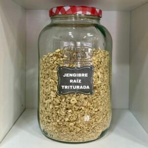 64054FB6-60EF-4BCB-8EF6-CE60DF4269F1 El jengibre raíz triturado se obtiene a partir del rizoma seco de la planta Zingiber officinale, cuidadosamente deshidratado y triturado para conservar su aroma característico y su sabor ligeramente picante. Esta especia es ampliamente utilizada en la cocina asiática, india y en preparaciones tradicionales europeas. Su formato triturado facilita su dosificación y permite liberar progresivamente su aroma durante la cocción o infusión. El jengibre es conocido tradicionalmente por sus propiedades digestivas y por aportar sensación de calor natural al organismo. Además, contiene compuestos bioactivos como los gingeroles, responsables de su sabor y aroma intensos. En LA DESPENSA DEL GRANEL lo ofrecemos a granel, garantizando frescura y un consumo responsable.