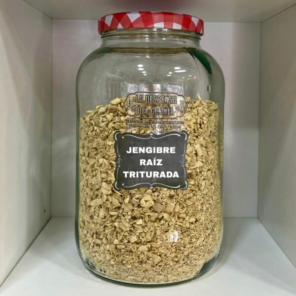 El jengibre raíz triturado se obtiene a partir del rizoma seco de la planta Zingiber officinale, cuidadosamente deshidratado y triturado para conservar su aroma característico y su sabor ligeramente picante. Esta especia es ampliamente utilizada en la cocina asiática, india y en preparaciones tradicionales europeas. Su formato triturado facilita su dosificación y permite liberar progresivamente su aroma durante la cocción o infusión. El jengibre es conocido tradicionalmente por sus propiedades digestivas y por aportar sensación de calor natural al organismo. Además, contiene compuestos bioactivos como los gingeroles, responsables de su sabor y aroma intensos. En LA DESPENSA DEL GRANEL lo ofrecemos a granel, garantizando frescura y un consumo responsable.