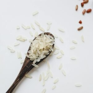 Descubre nuestra selección de arroces a granel de alta calidad, ideales para todo tipo de recetas, desde paellas y guisos hasta sushi y platos internacionales. Contamos con arroz negro (o arroz prohibido), vaporizado, integral ecológico, jazmín, basmati, sushi, largo e integral, todos frescos y naturales. Al venderse a granel, puedes elegir la cantidad que necesites, reduciendo desperdicios y disfrutando de ingredientes versátiles que aportan sabor, aroma y textura a tus platos.