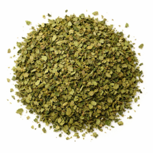 Albahaca en Hoja a granel La albahaca en hoja es una hierba aromática obtenida de las hojas deshidratadas de Ocimum basilicum, una planta emblemática de la cocina mediterránea. Su aroma es intenso, ligeramente dulce y con notas frescas y herbales que evocan inmediatamente platos tradicionales italianos. En LA DESPENSA DEL GRANEL seleccionamos albahaca seca de alta calidad, cuidadosamente deshidratada para conservar su fragancia natural y su característico color verde. Es una alternativa práctica a la albahaca fresca, perfecta para tener disponible todo el año. La albahaca en hoja es imprescindible en recetas como pasta, pizzas, salsas de tomate, ensaladas, verduras asadas y mezclas de especias mediterráneas. Su sabor es suave pero aromático, y se recomienda añadirla al final de la cocción para preservar su intensidad. Comprar albahaca en hoja a granel permite ajustar la cantidad necesaria, mantener la frescura del producto y apostar por una compra más sostenible y responsable.