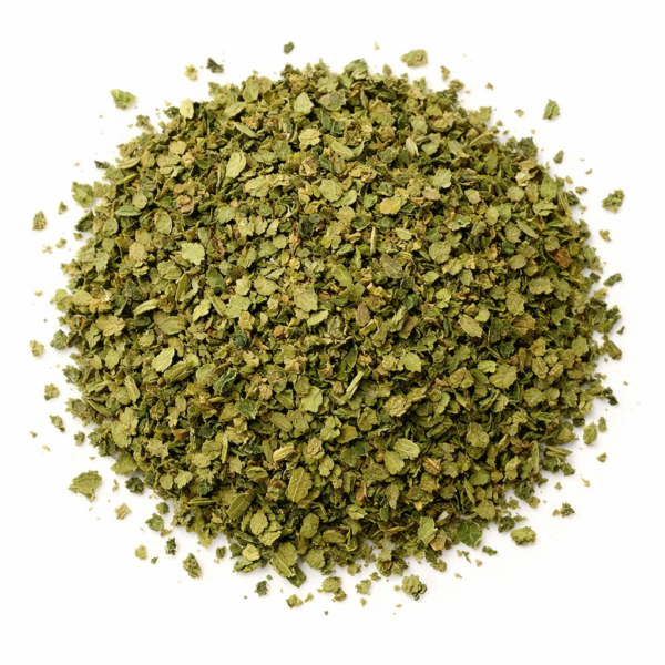 La albahaca en hoja es una hierba aromática obtenida de las hojas deshidratadas de Ocimum basilicum, una planta emblemática de la cocina mediterránea. Su aroma es intenso, ligeramente dulce y con notas frescas y herbales que evocan inmediatamente platos tradicionales italianos. En LA DESPENSA DEL GRANEL seleccionamos albahaca seca de alta calidad, cuidadosamente deshidratada para conservar su fragancia natural y su característico color verde. Es una alternativa práctica a la albahaca fresca, perfecta para tener disponible todo el año. La albahaca en hoja es imprescindible en recetas como pasta, pizzas, salsas de tomate, ensaladas, verduras asadas y mezclas de especias mediterráneas. Su sabor es suave pero aromático, y se recomienda añadirla al final de la cocción para preservar su intensidad. Comprar albahaca en hoja a granel permite ajustar la cantidad necesaria, mantener la frescura del producto y apostar por una compra más sostenible y responsable.