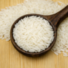 El arroz basmati blanco es una de las variedades más apreciadas y consumidas a nivel mundial. Originario del subcontinente indio, su nombre significa “Reina de las Fragancias” en hindi, en referencia a su inconfundible aroma natural. Cultivado principalmente en India y Pakistán, este arroz pertenece a la especie Oryza sativa indica y se distingue por su grano largo, fino y estilizado. Durante la cocción, los granos se alargan aún más sin romperse ni apelmazarse, ofreciendo una textura ligera y perfectamente suelta. Su característico perfume se debe a la presencia natural de un compuesto aromático llamado 2-acetil-1-pirrolina, presente en mayor concentración que en otras variedades de arroz, lo que le confiere ese toque fragante tan reconocible. Para obtener un resultado óptimo, se recomienda lavar el arroz antes de cocinarlo para eliminar el exceso de almidón. Su cocción suele ser rápida, generalmente inferior a 20 minutos, y resulta especialmente adecuado para preparaciones al vapor.